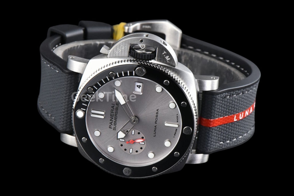 PAM1681 Submersible Luna Rossa 44mm SS VSF Silver Dial Black