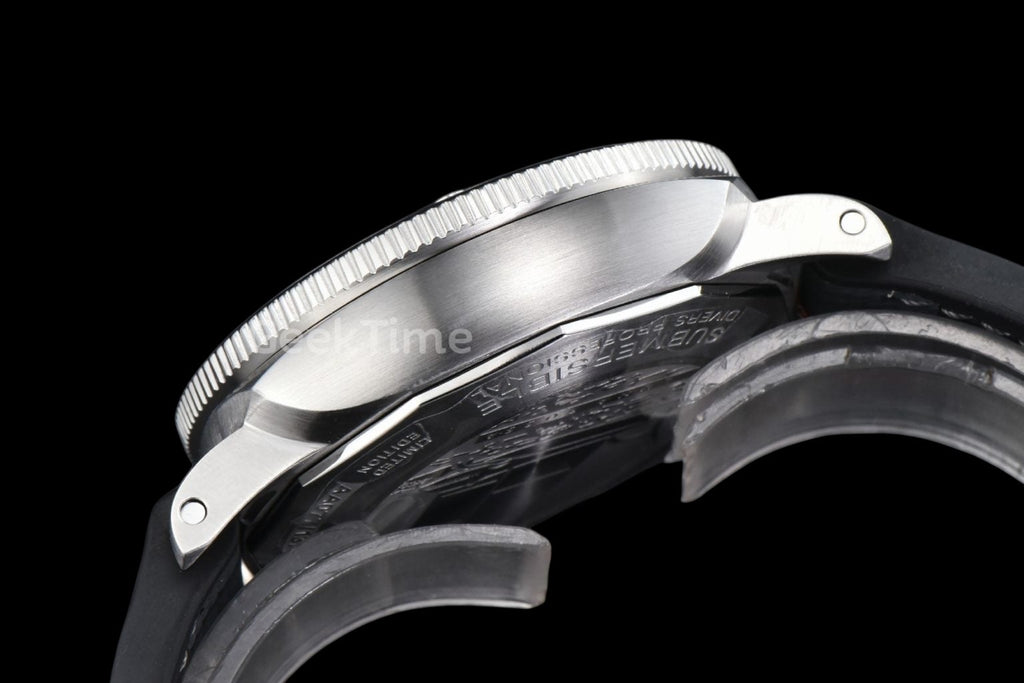 PAM1681 Submersible Luna Rossa 44mm SS VSF Silver Dial Black