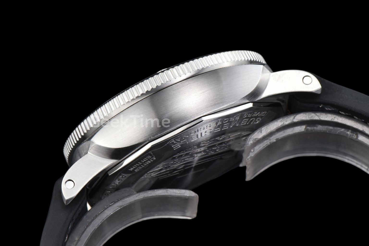 PAM1681 Submersible Luna Rossa 44mm SS VSF Silver Dial Black